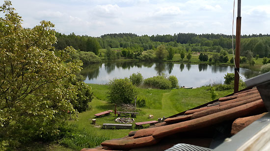 Widok z dachu – panorama ogrodu i stawu, Agroturystyka Oczko